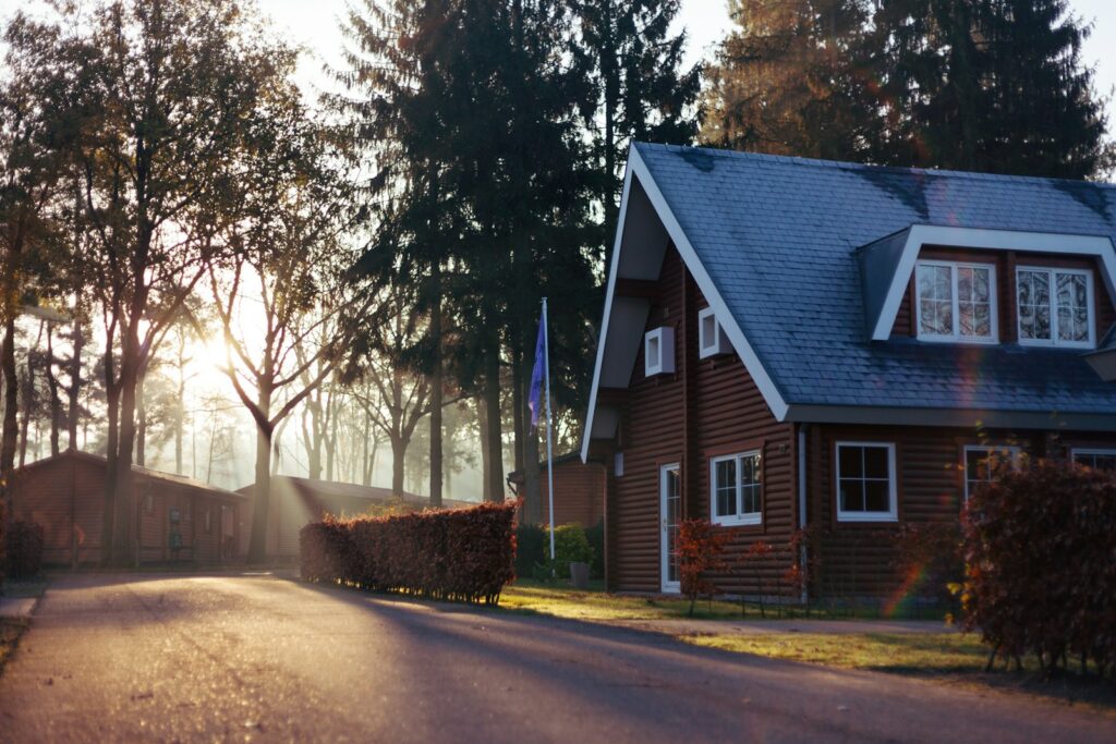 brown and red house near trees Projekt domu bez pozwolenia