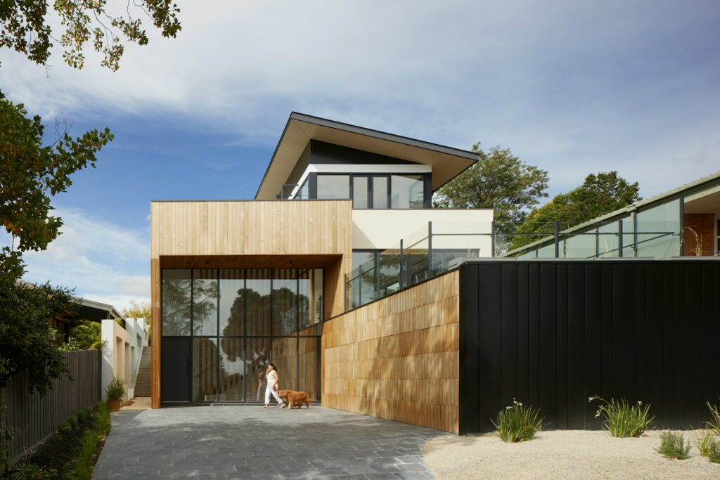 brown wooden house under blue sky during daytime projekt domu nowoczesnego