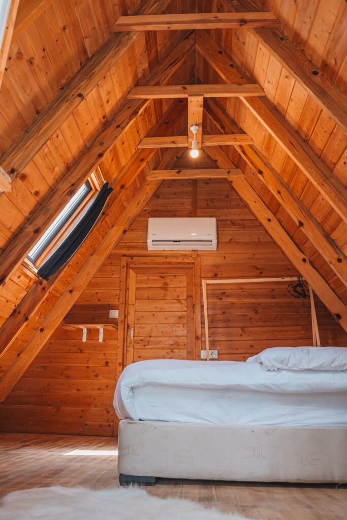 Bed in a Wooden Building deskowanie