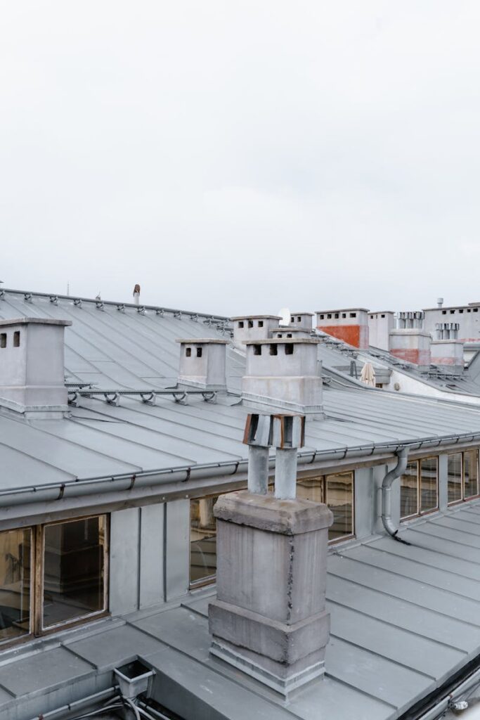 White and Gray Concrete Building Blacha na rąbek